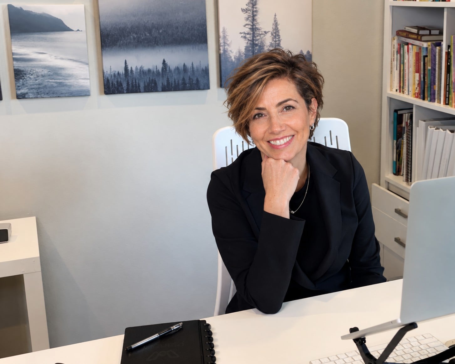 Betina Meyer Pflug at her desk, 1-1 coaching